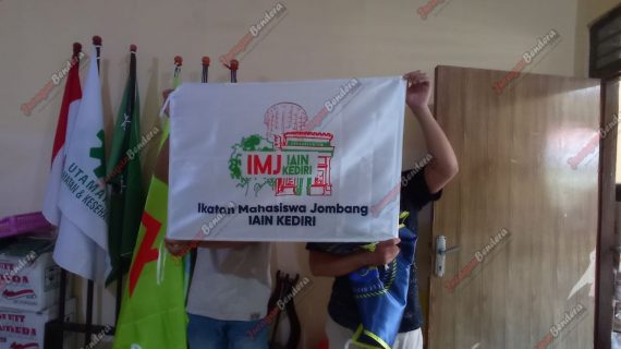 Cetak-Bendera-Ikatan-Mahasiswa-Kediri-IAIN-Jombang